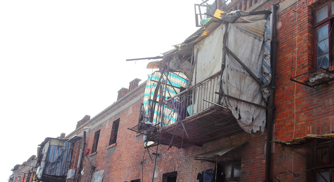 武汉一宿舍楼墙外悬挂"空中楼阁"20余年