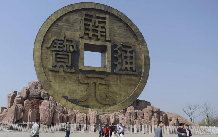 湖南桂阳矿山巨型铜钱雕塑吸睛