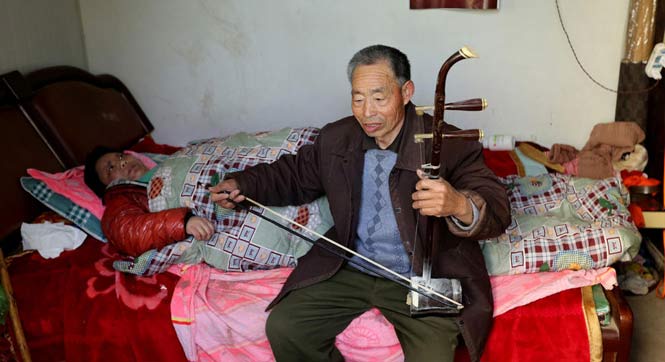 70岁老人25年坚持为患病妻子拉二胡