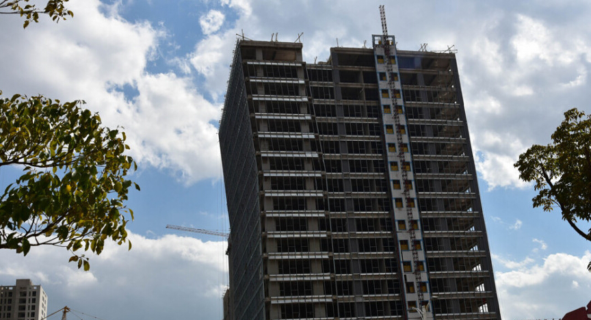 昆明一楼盘造型奇特 看似将要&ldquo;倾倒&rdquo;