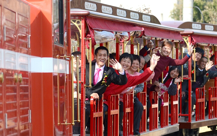 浙江安吉山村开来小火车 把家庭农场串起来