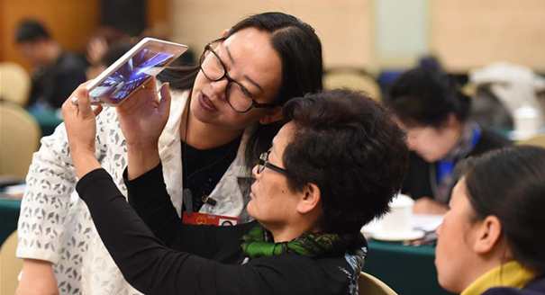 人大代表使用全景视频辅助发言