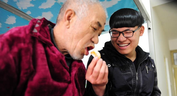 &ldquo;孝心男孩&rdquo;赵德龙：带着瘫痪父亲上大学