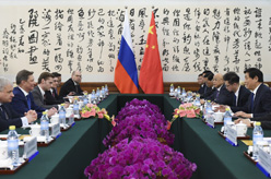 栗战书同俄罗斯总统办公厅主任伊万诺夫举行会谈