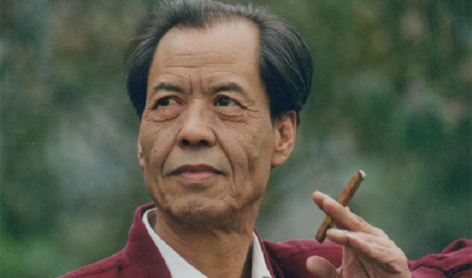 手拿一支雪茄是陈忠实的标志之一