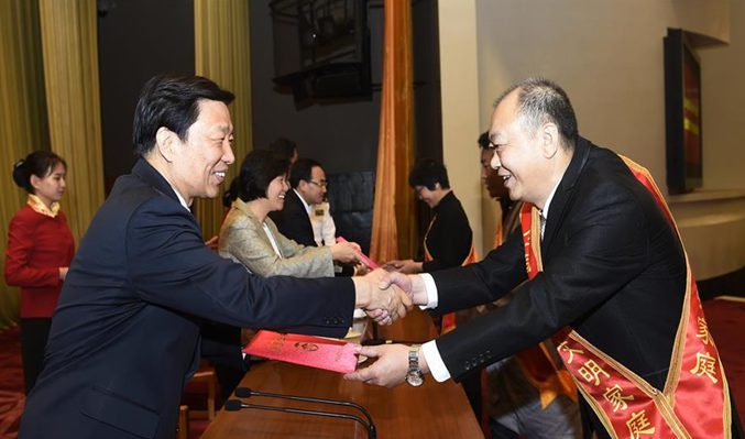 李源潮出席2016全国“最美家庭”揭晓暨全国五好文明家庭表彰会