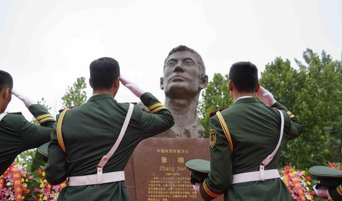 中国武警忠诚卫士张楠塑像在沧州落成