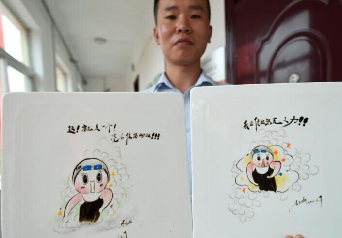 "90后"小伙创作果酱画版傅园慧"表情包"