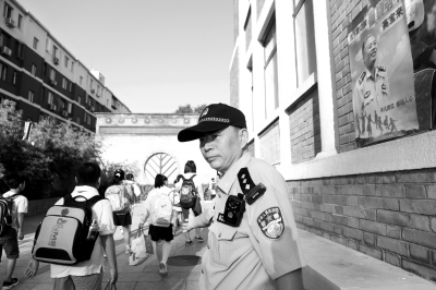 北京市第一实验小学门前,“高宝来岗”民警认真值守