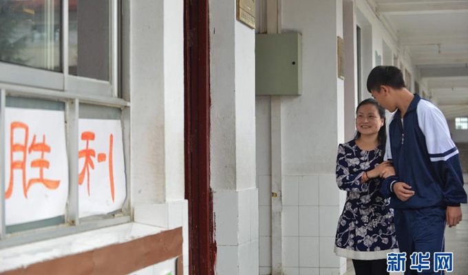 刘芳在学生协助下，前去上课