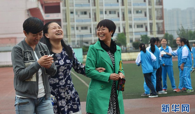 午饭后，刘芳与两位同事在操场散步聊天