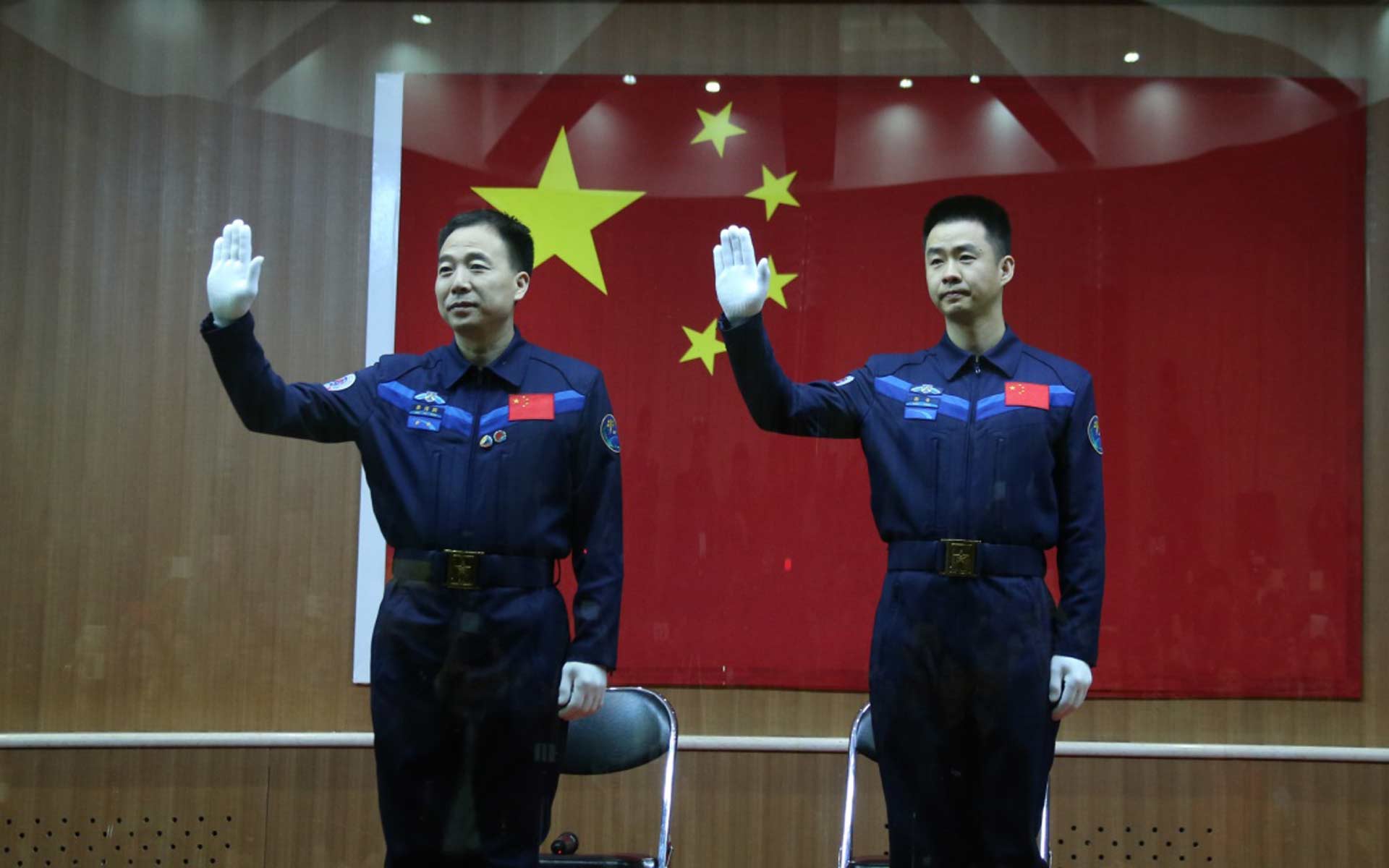 神舟十一号载人飞行任务航天员与记者见面