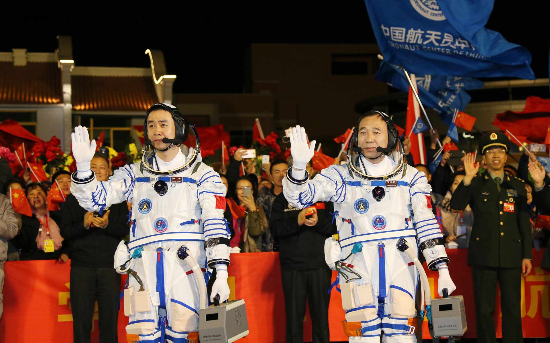 神舟十一号航天员出征