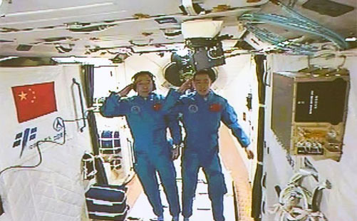 神舟十一号航天员进入天宫二号实验舱