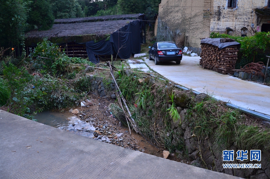 周炳耀有辆二手车，被全村人当作“公交车”
