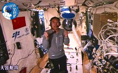 新华社特约记者太空日记：首次穿上特殊实验服 寄语海内外小朋友