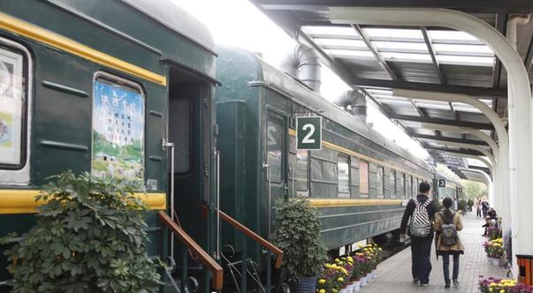 济南一高校现文艺范食堂 学生每天赶“绿皮火车”吃饭