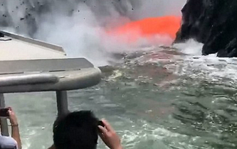 火山岩漿噴涌 遊客近距離拍照