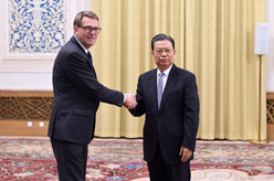 赵乐际会见芬兰中间党代表团