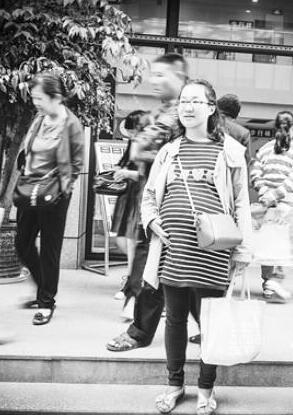 怀孕9个多月的她挺身救人