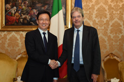 意大利总理真蒂洛尼会见韩正