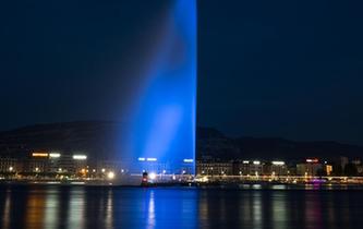 日内瓦大喷泉点亮“蓝灯”纪念世界难民日