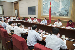 汪洋出席构建开放型经济新体制综合试点试验中期汇报会议并讲话