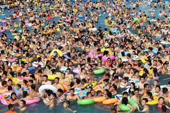 重庆：“以水为伴”躲高温