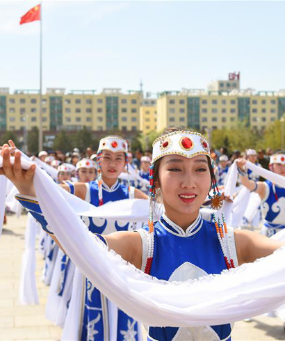 内蒙古群众庆“双节”
