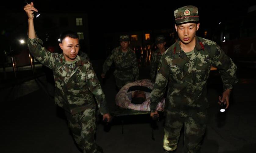 武警官兵疏散游客 救助群众