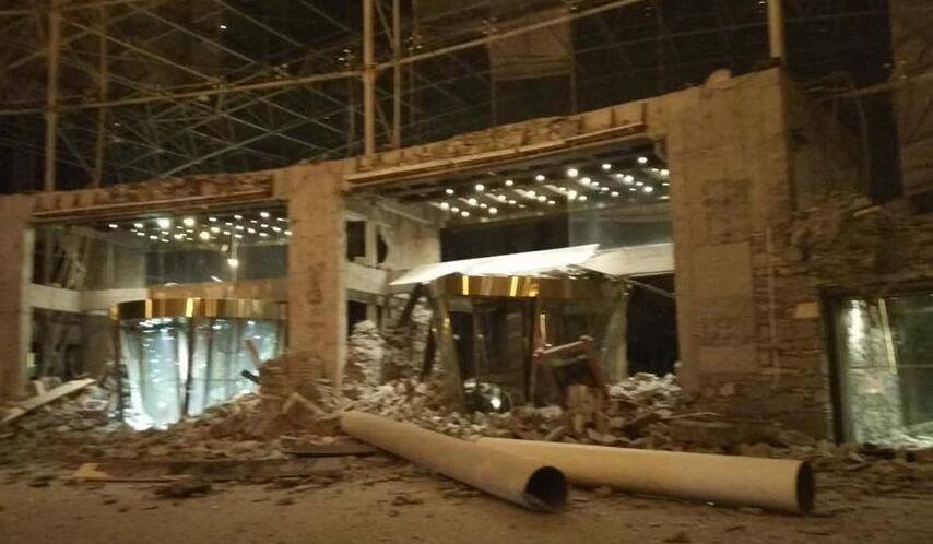 九寨沟景区附近受损的酒店大门