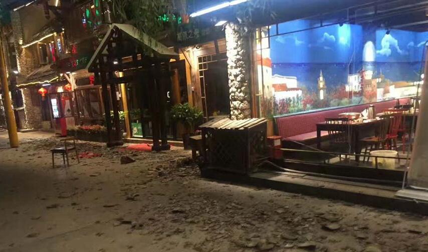 九寨沟景区游客中心附近受损的街区