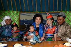 孙春兰率中央代表团三分团看望锡林郭勒各族干部群众