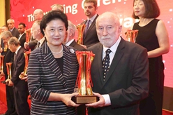 刘延东会见获得第十一届中华图书特殊贡献奖的外国专家并颁奖