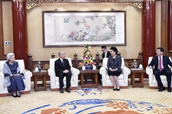 刘延东会见柬埔寨国王西哈莫尼和太后莫尼列
