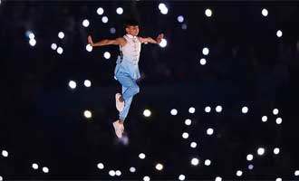 小演员在开幕式上表演