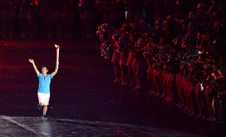 火炬手解乒乒在传递火炬