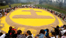 王屋山举办吃“土”大会 千人扫光2吨土馍