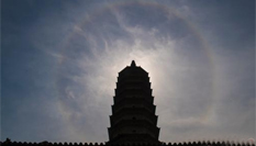 千年古刹双塔寺上空的日晕景观