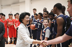 刘延东观看中美中学生男篮友谊赛