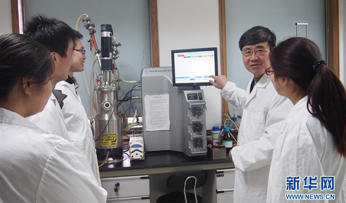 王一成向学生讲解干扰素发酵实验