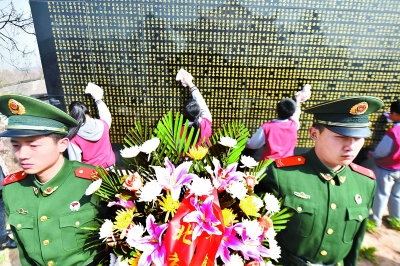 北京：万名中小学生清明祭扫烈士墓