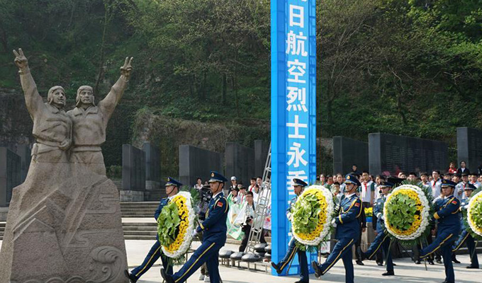 南京：各界人士凭吊抗日航空烈士