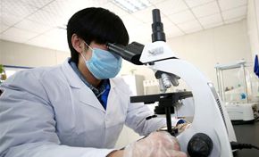 技术人员检测水质