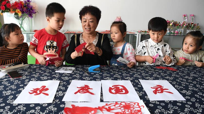 非遗剪纸迎国庆