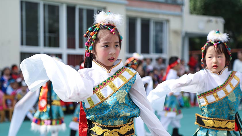 少数民族服饰展演迎国庆