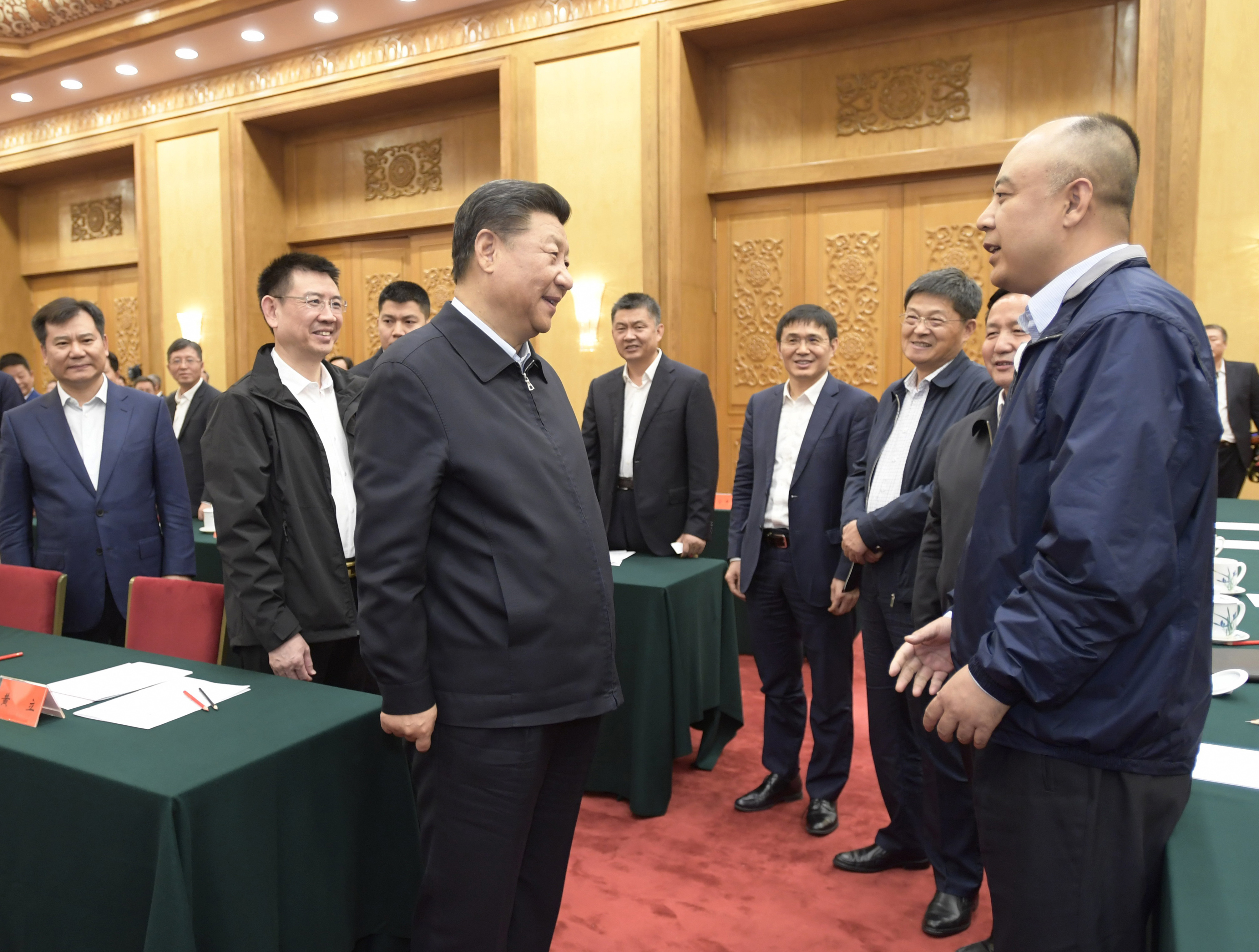 习近平同民营企业家们亲切交流