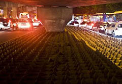 组图:广州多处天桥底筑水泥锥疑驱赶流浪汉