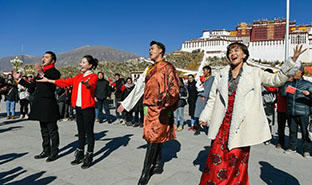 布达拉宫广场上演“我和我的祖国”快闪活动