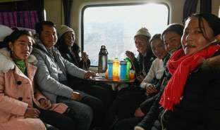 穿行在雪域高原的列车